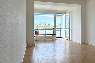 Bild zu Großzügige 3-Zimmer-Wohnung mit verglastem Westbalkon in Rostock-Groß Klein