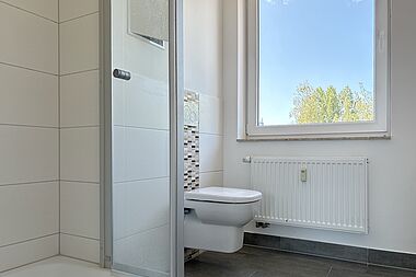 Bild zu Moderne 2-Zimmer-Dachgeschosswohnung mit Balkon in Rostock-Warnemünde