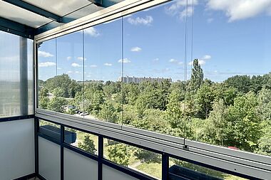 Bild zu Großzügige 3-Zimmer-Wohnung mit verglastem Westbalkon in Rostock-Groß Klein