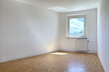 Bild zu Großzügige 3-Zimmer-Wohnung mit verglastem Westbalkon in Rostock-Groß Klein