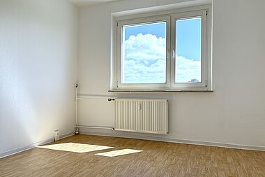 Bild zu Großzügige 3-Zimmer-Wohnung mit verglastem Westbalkon in Rostock-Groß Klein