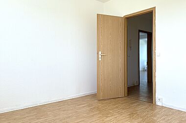 Bild zu Großzügige 3-Zimmer-Wohnung mit verglastem Westbalkon in Rostock-Groß Klein