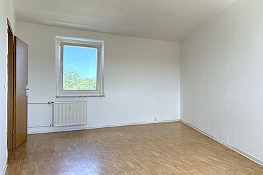 Bild zu Großzügige 3-Zimmer-Wohnung mit verglastem Westbalkon in Rostock-Groß Klein