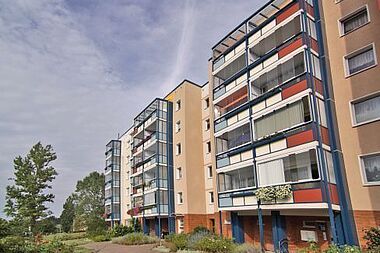 Bild zu Großzügige 3-Zimmer-Wohnung mit verglastem Westbalkon in Rostock-Groß Klein