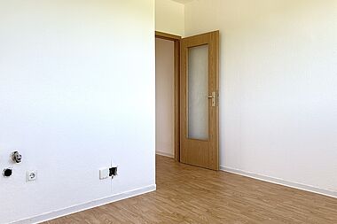 Bild zu Großzügige 3-Zimmer-Wohnung mit verglastem Westbalkon in Rostock-Groß Klein