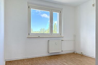 Bild zu Großzügige 3-Zimmer-Wohnung mit verglastem Westbalkon in Rostock-Groß Klein