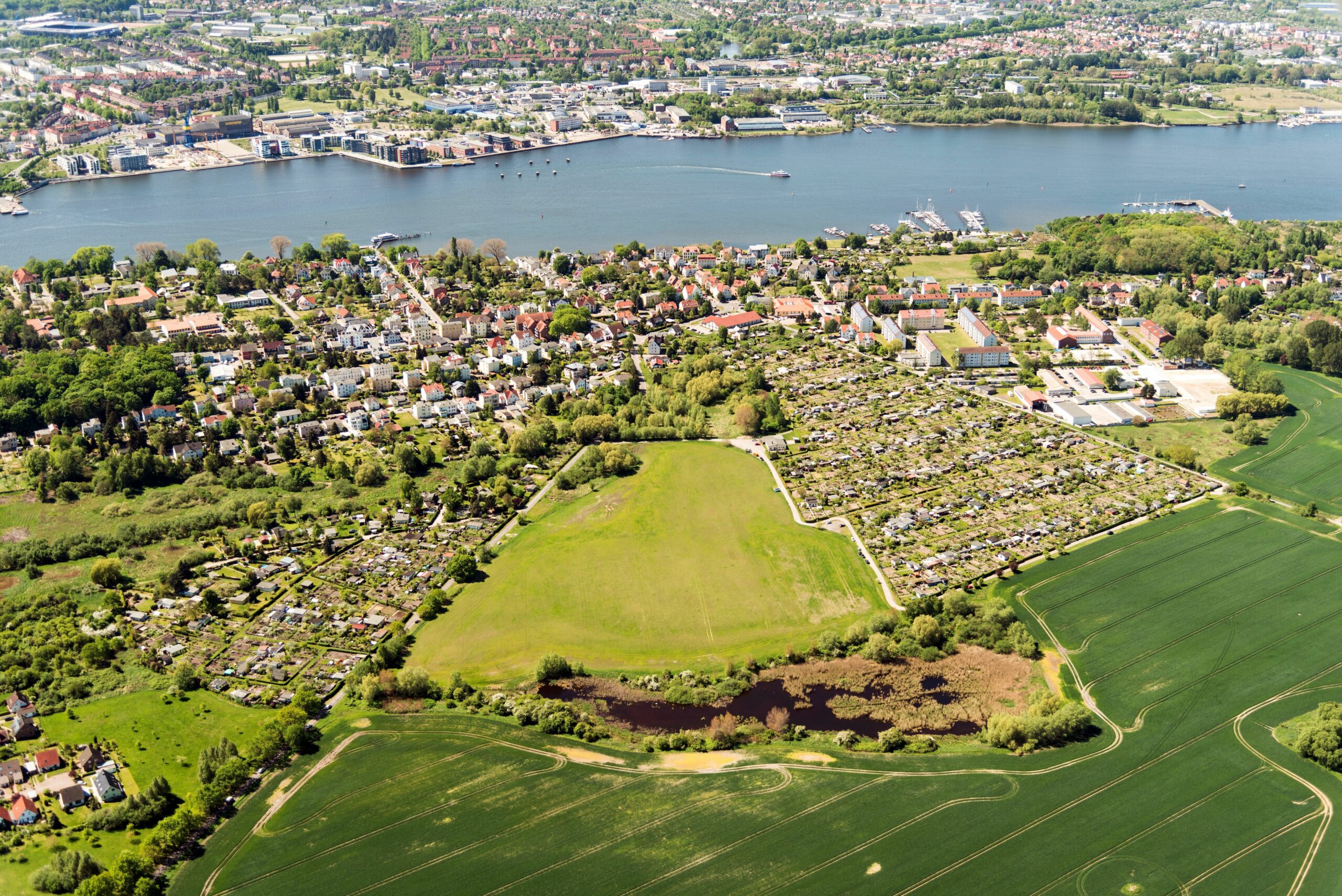 Luftbild vom Stadtteil Gehlsdorf mit Blick über die Warnow