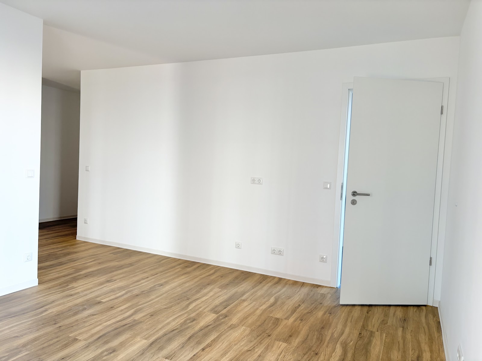 Blick auf die Badtür des Apartments mit viel freier Wandfläche daneben.